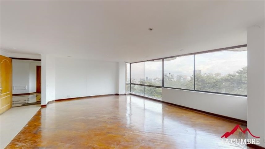 Apartamento de 3 alcobas en arriendo en El Castillo, Medellín, 230 m² · foto 2 de 12