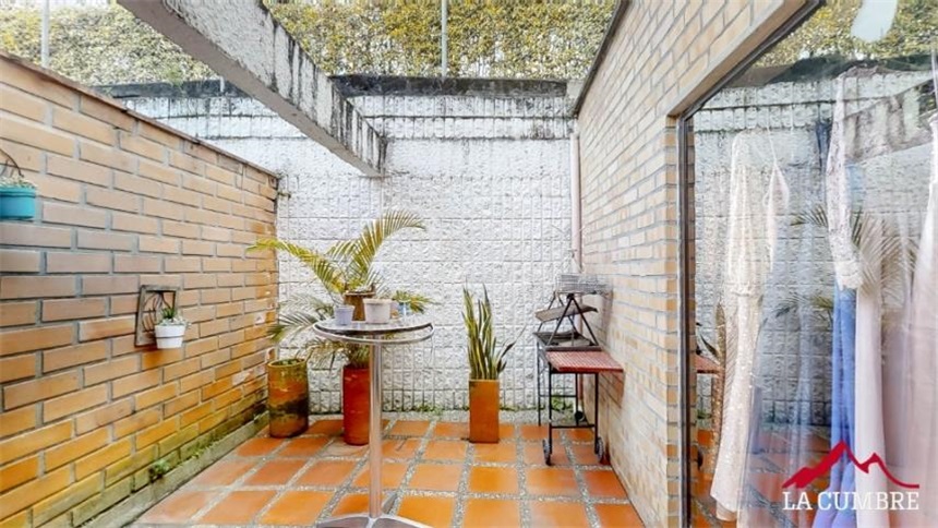 Casa de 4 alcobas en venta en Loma El Atravesado, Envigado, 204 m² · foto 2 de 7