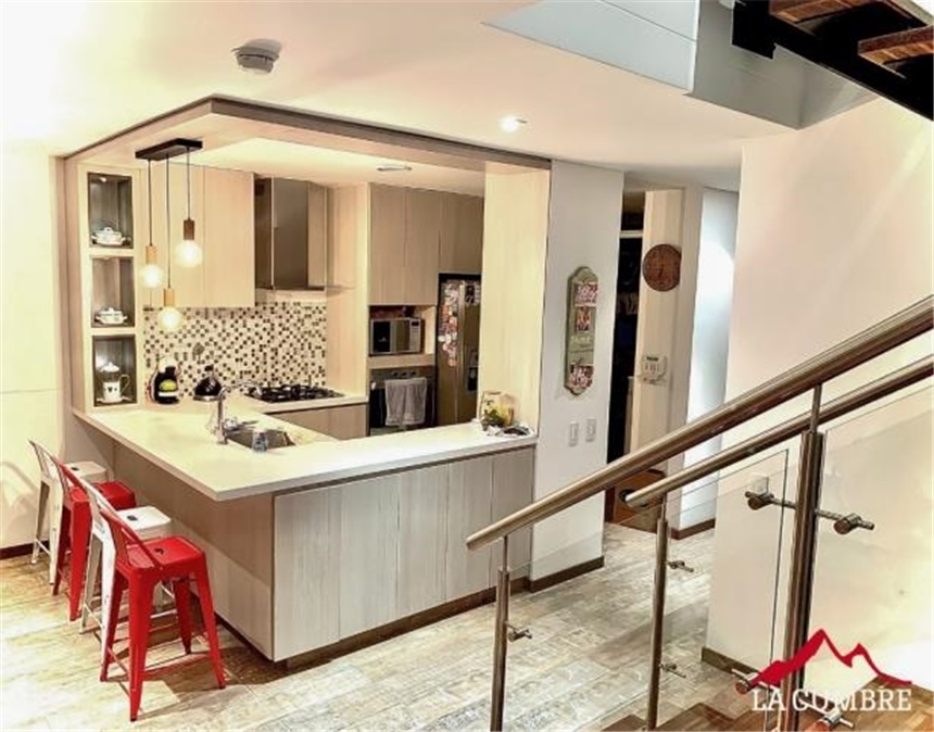 Casa de 3 alcobas en venta en San Lucas, Medellín, 207 m² · foto 3 de 15