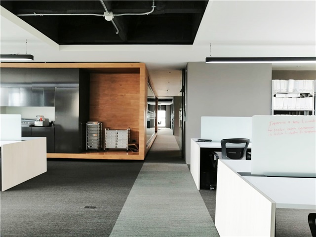 Oficina en venta en Las Lomas No.1, Medellín, 329 m² · foto 3 de 17