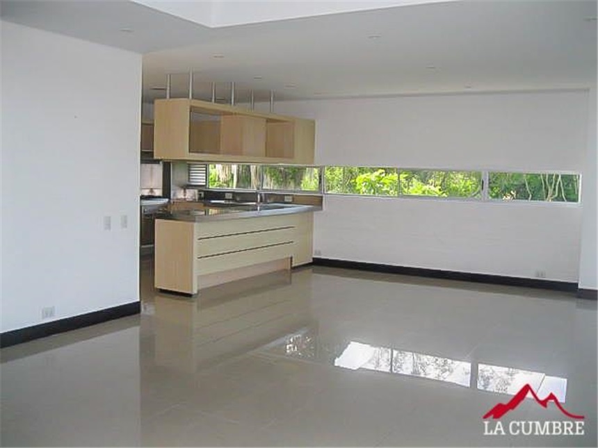 Apartamento de 3 alcobas en arriendo en Villa Carlota, Medellín, 198 m² · foto 5 de 16