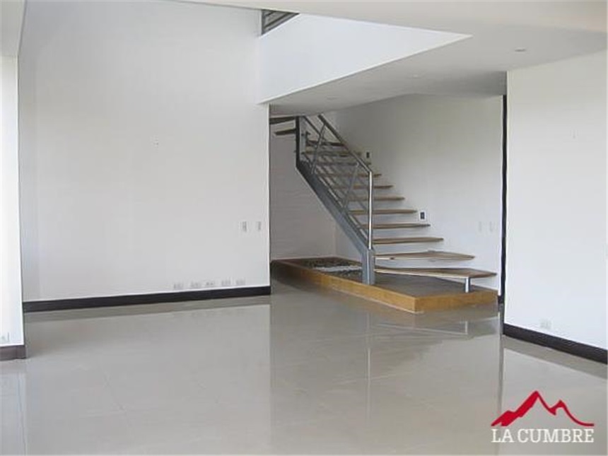 Apartamento de 3 alcobas en arriendo en Villa Carlota, Medellín, 198 m² · foto 4 de 16