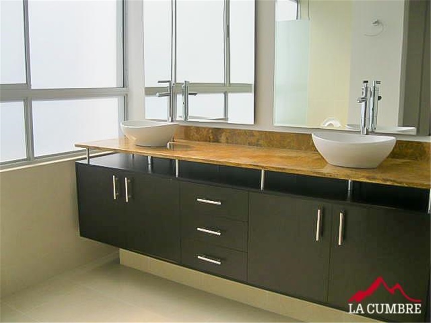 Apartamento de 3 alcobas en arriendo en Villa Carlota, Medellín, 198 m² · foto 15 de 16