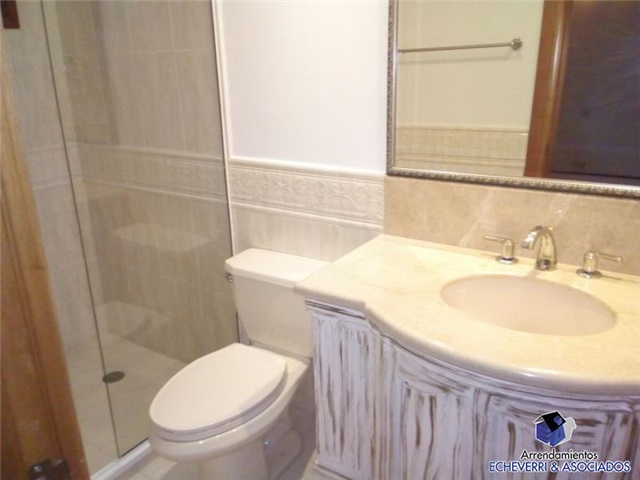 Casa de 6 alcobas en venta en Loma Del Escobero, Envigado, 600 m² · foto 2 de 16