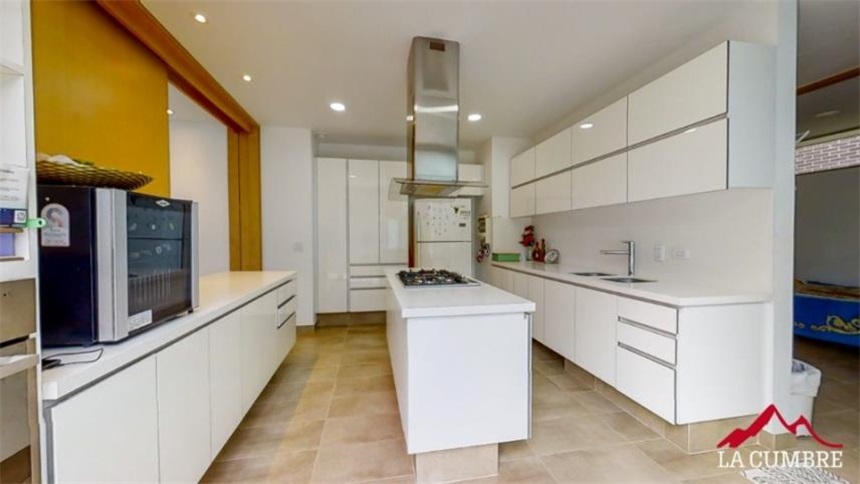 Casa de 3 alcobas en venta en Loma El Atravesado, Envigado, 386 m² · foto 8 de 21
