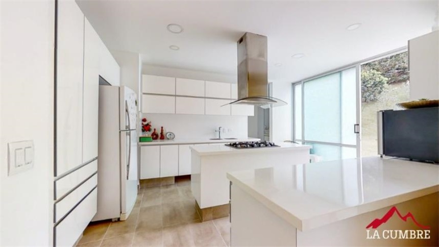 Casa de 3 alcobas en venta en Loma El Atravesado, Envigado, 386 m² · foto 9 de 21