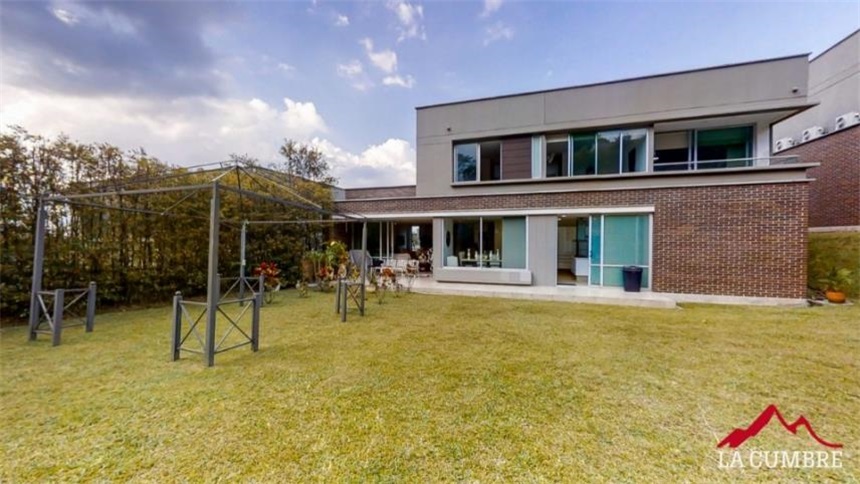 Casa de 3 alcobas en venta en Loma El Atravesado, Envigado, 386 m² · foto 11 de 21