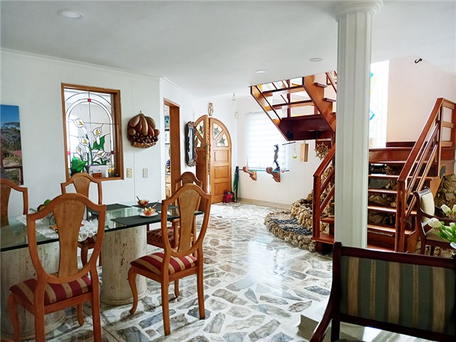 Casa de 4 alcobas en venta en Altos Del Poblado, Medellín, 295 m² · foto 2 de 20