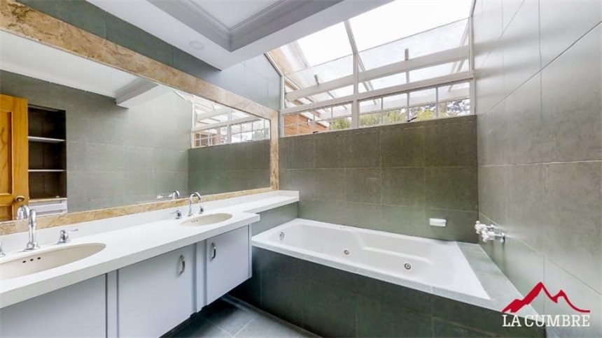 Casa de 5 alcobas en venta en Loma Del Indio, Medellín, 274 m² · foto 24 de 24