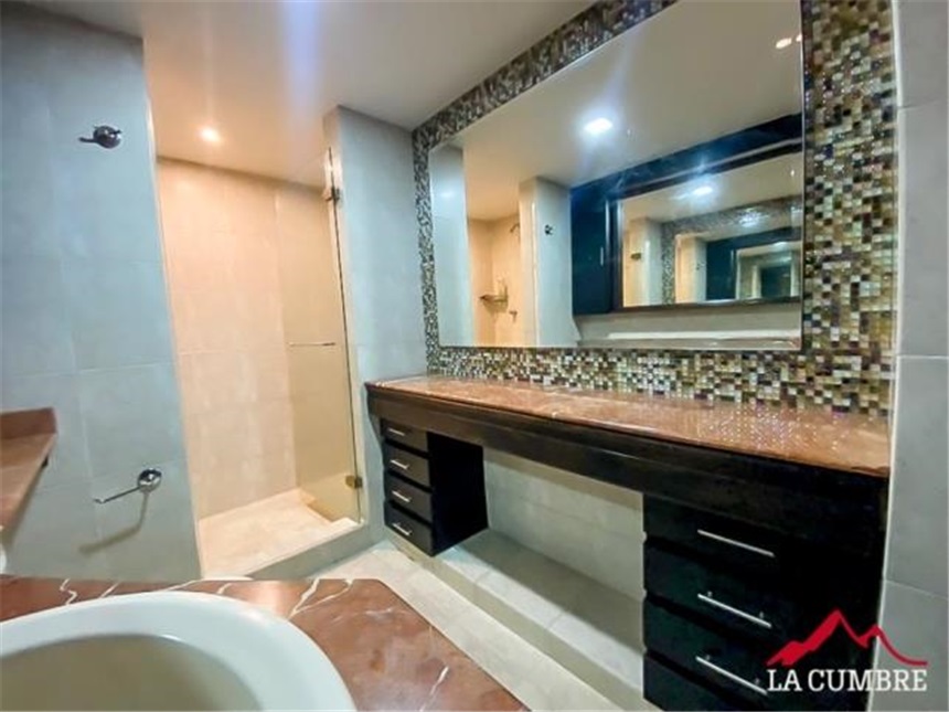 Casa de 4 alcobas en venta en El Poblado, Medellín, 390 m² · foto 12 de 24