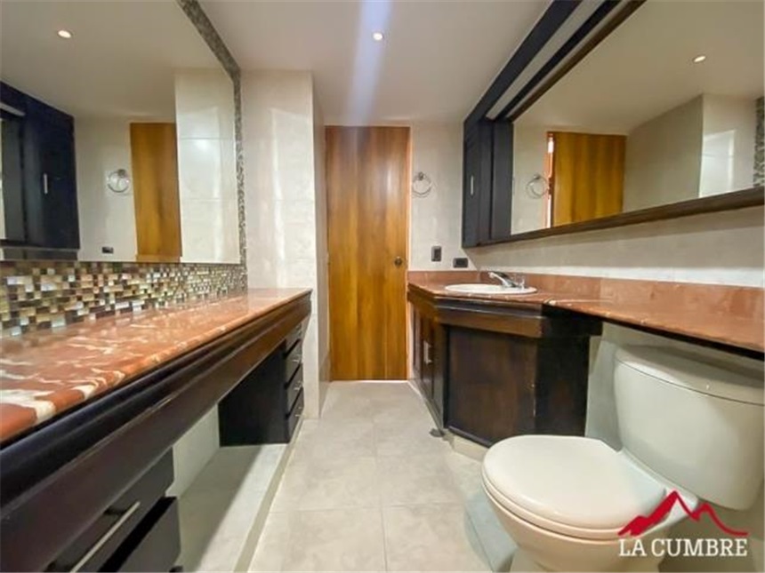 Casa de 4 alcobas en venta en El Poblado, Medellín, 390 m² · foto 15 de 24