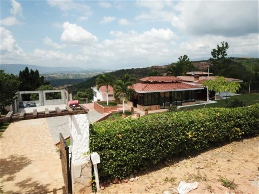 Casa en venta en Ruitoque, Girón, 445 m² · foto 3 de 22