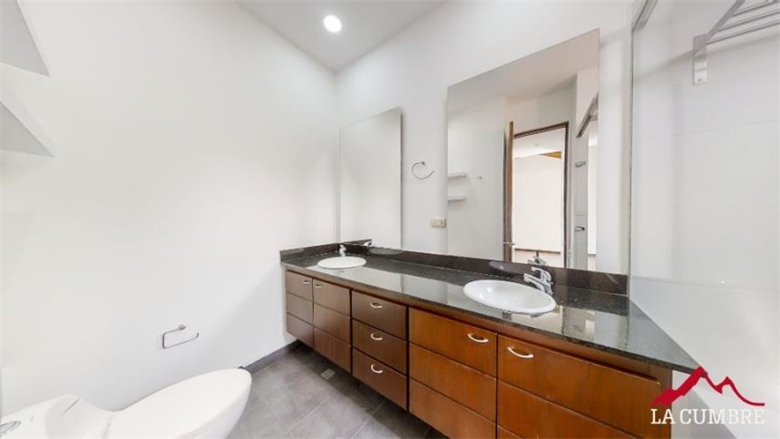Casa de 3 alcobas en venta en Loma Del Indio, Medellín, 225 m² · foto 16 de 23