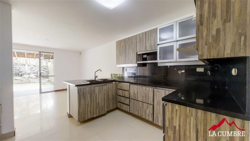 Casa de 3 alcobas en venta en Loma Del Indio, Medellín, 225 m² · foto 8 de 23