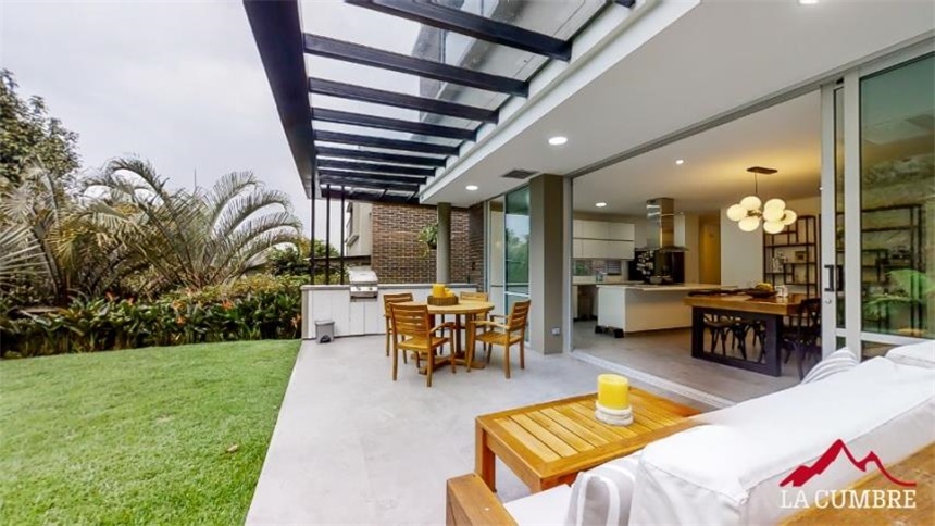Casa de 3 alcobas en venta en San Lucas, Medellín, 271 m² · foto 2 de 24