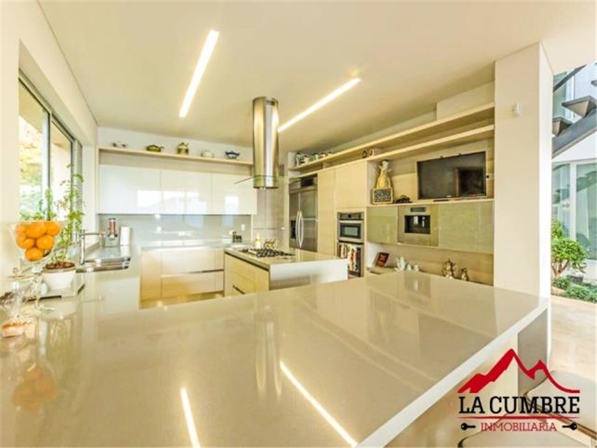 Casa de 5 alcobas en venta en Los Naranjos, Medellín, 738 m² · foto 7 de 13