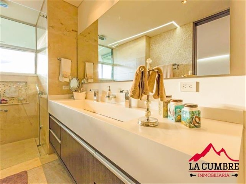 Casa de 5 alcobas en venta en Los Naranjos, Medellín, 738 m² · foto 12 de 13