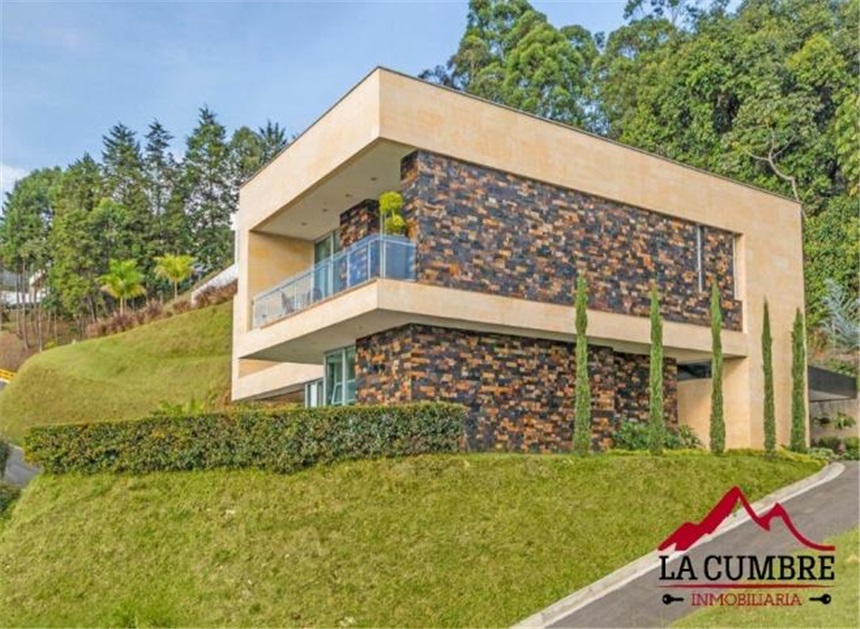 Casa de 5 alcobas en venta en Los Naranjos, Medellín, 738 m² · foto 2 de 13