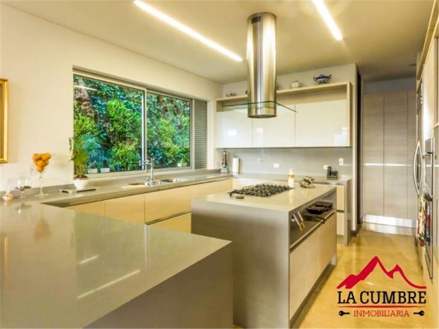 Casa de 5 alcobas en venta en Los Naranjos, Medellín, 738 m² · foto 6 de 13