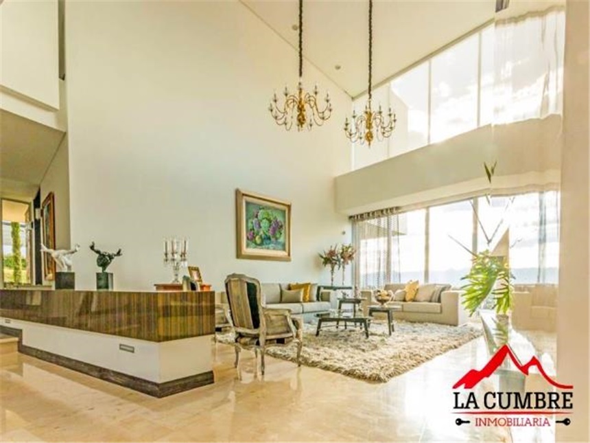 Casa de 5 alcobas en venta en Los Naranjos, Medellín, 738 m² · foto 4 de 13