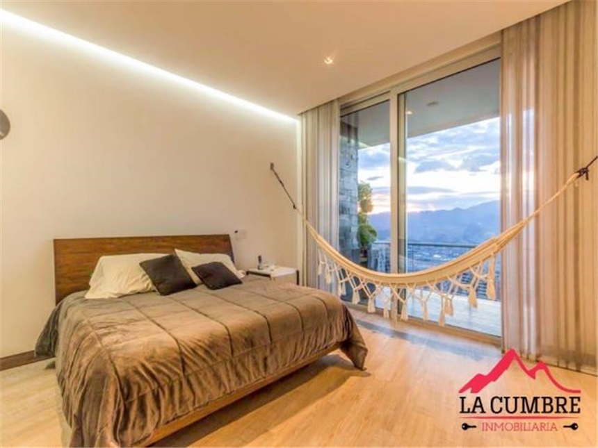 Casa de 5 alcobas en venta en Los Naranjos, Medellín, 738 m² · foto 9 de 13