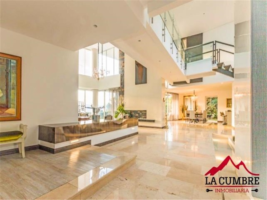 Casa de 5 alcobas en venta en Los Naranjos, Medellín, 738 m² · foto 3 de 13