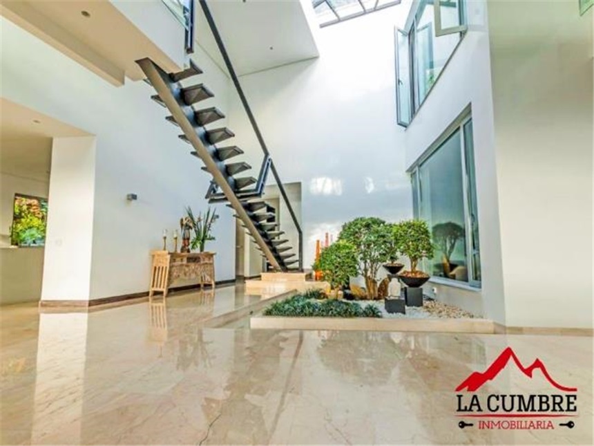 Casa de 5 alcobas en venta en Los Naranjos, Medellín, 738 m² · foto 8 de 13