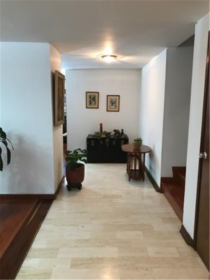 Casa de 5 alcobas en venta en Nueva Autopista, Bogotá, 212 m² · foto 10 de 19