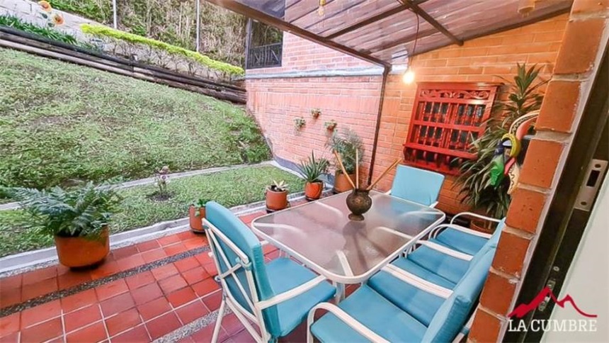 Casa de 3 alcobas en venta en Loma Del Chocho, Envigado, 225 m² · foto 2 de 15