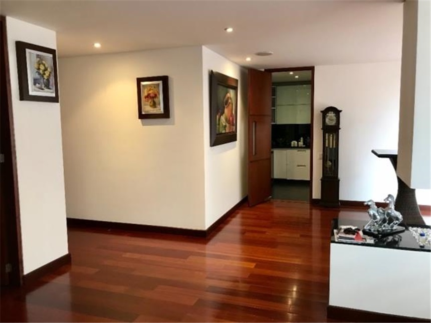 Apartamento de 4 alcobas en venta en Santa Barbara, Bogotá, 164 m² · foto 3 de 24