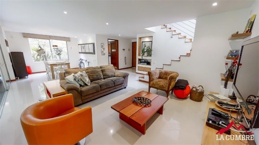 Casa de 3 alcobas en venta en Loma Benedictinos, Envigado, 286 m² · foto 2 de 24
