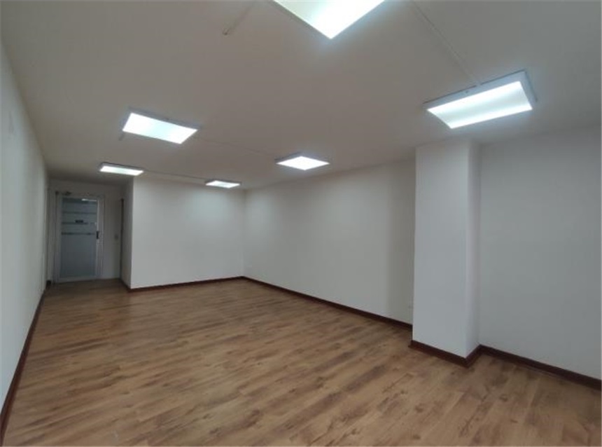 Local en Arriendo - Más
