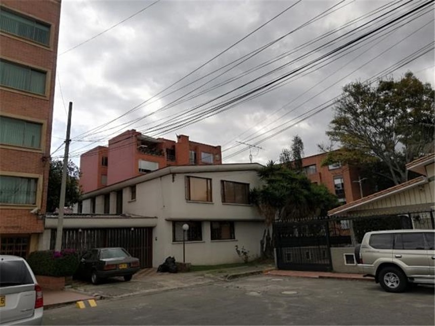 Casa de 4 alcobas en venta en Santa Barbara, Bogotá, 618 m² · foto 2 de 13