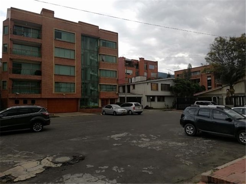 Casa de 4 alcobas en venta en Santa Barbara, Bogotá, 618 m² · foto 3 de 13