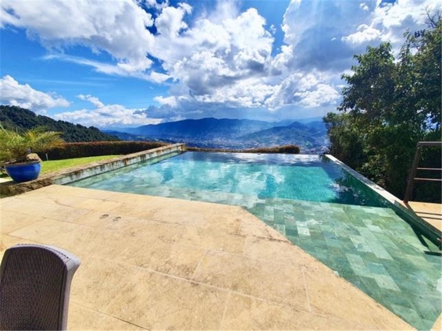 Casa de 6 alcobas en venta en Las Palmas, Medellín, 900 m² · foto 2 de 21