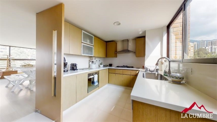Apartamento de 4 alcobas en arriendo en El Castillo, Medellín, 313 m² · foto 5 de 24