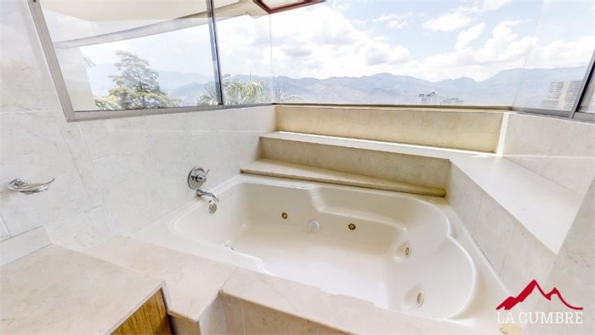 Apartamento de 3 alcobas en venta en El Castillo, Medellín, 400 m² · foto 23 de 24