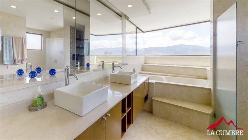 Apartamento de 3 alcobas en venta en El Castillo, Medellín, 400 m² · foto 22 de 24
