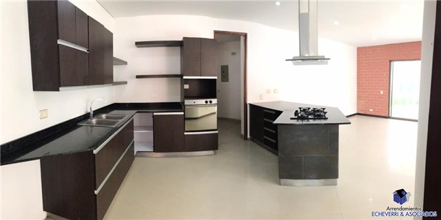Casa de 3 alcobas en venta en Aves Maria, Sabaneta, 525 m² · foto 4 de 5