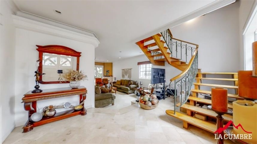 Casa de 3 alcobas en venta en Los Naranjos, Medellín, 375 m² · foto 2 de 22