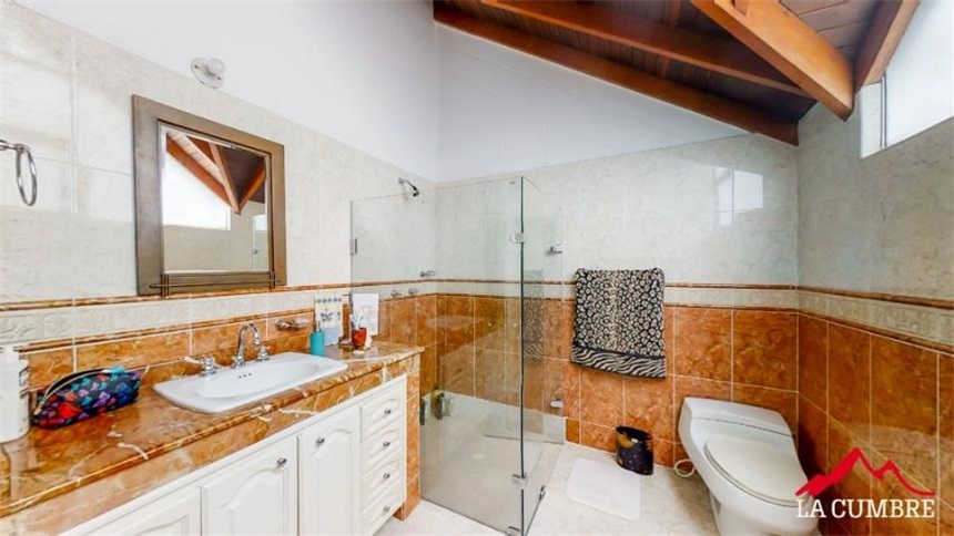 Casa de 3 alcobas en venta en Los Naranjos, Medellín, 375 m² · foto 15 de 22