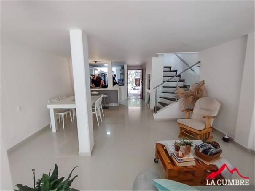 Casa de 4 alcobas en arriendo en Guaduales De La Abadia, Envigado, 210 m² · foto 2 de 12