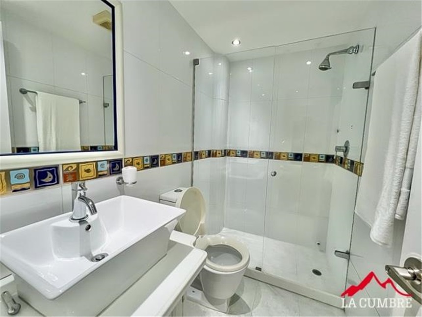 Casa de 5 alcobas en venta en El Tesoro, Medellín, 221 m² · foto 17 de 18
