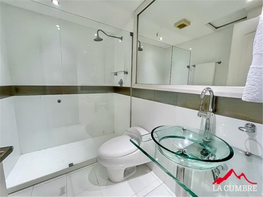 Casa de 5 alcobas en venta en El Tesoro, Medellín, 221 m² · foto 14 de 18