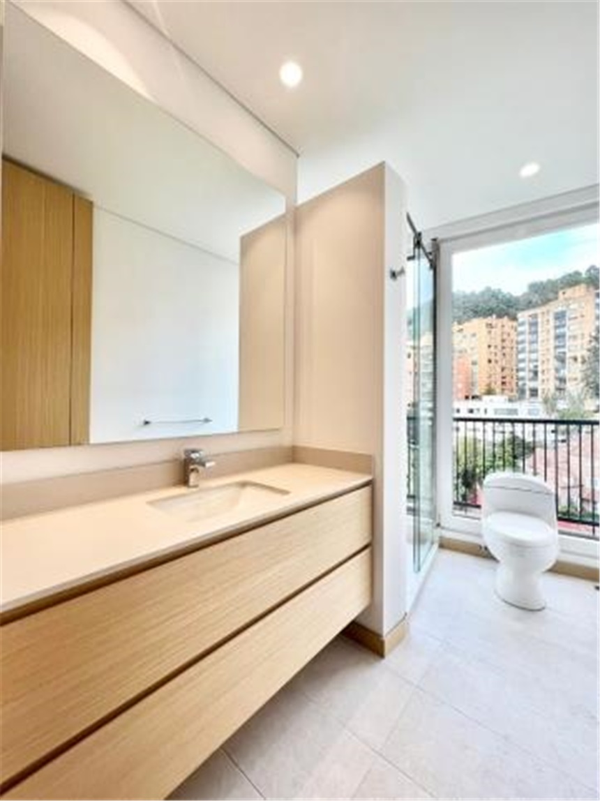 Apartamento de 3 alcobas en venta en Chico, Bogotá, 248 m² · foto 11 de 24