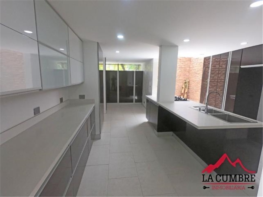 Casa en arriendo en El Poblado, Medellín · foto 3 de 7