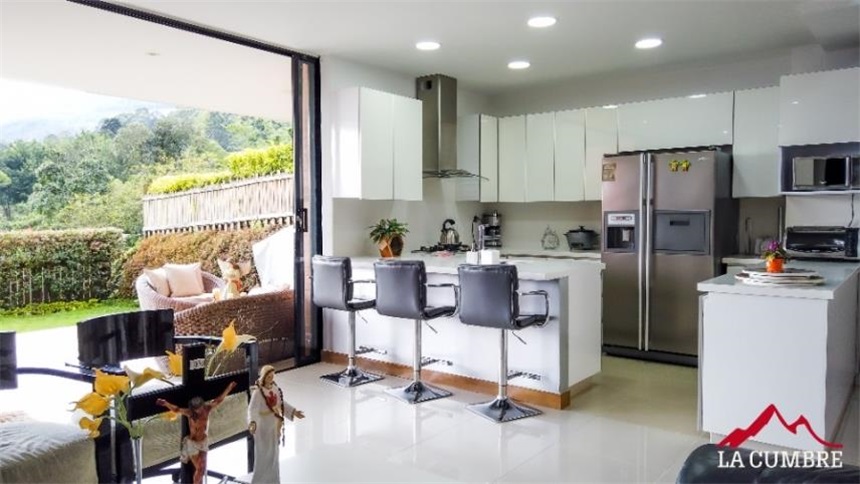 Casa de 3 alcobas en venta en Loma El Atravesado, Envigado, 213 m² · foto 2 de 10