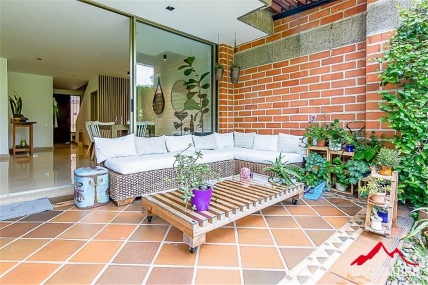Casa de 3 alcobas en venta en El Tesoro, Medellín, 238 m² · foto 3 de 13