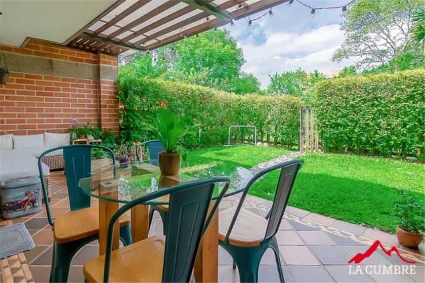 Casa de 3 alcobas en venta en El Tesoro, Medellín, 238 m² · foto 2 de 13