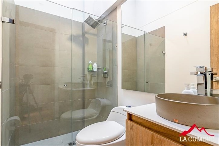 Casa de 3 alcobas en venta en El Tesoro, Medellín, 238 m² · foto 10 de 13